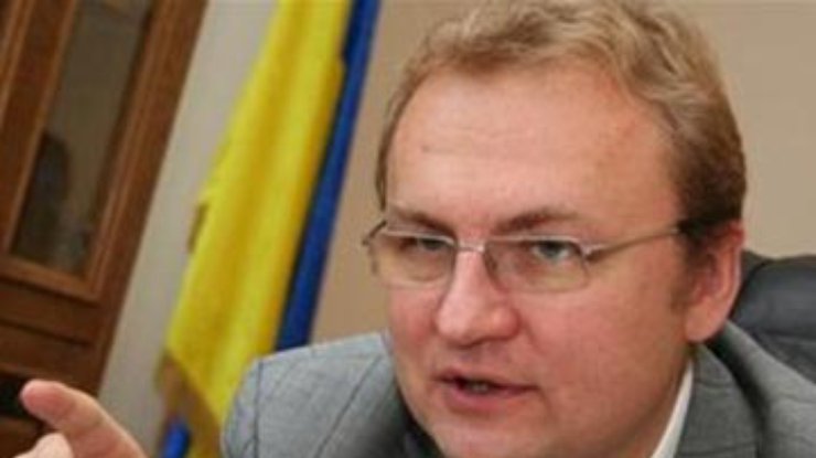 Мэра Львова возмутила трансляция матча на русском языке