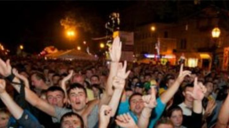 В фан-зоне Львова собрались смотреть матч Украина-Швеция 30 тысяч болельщиков