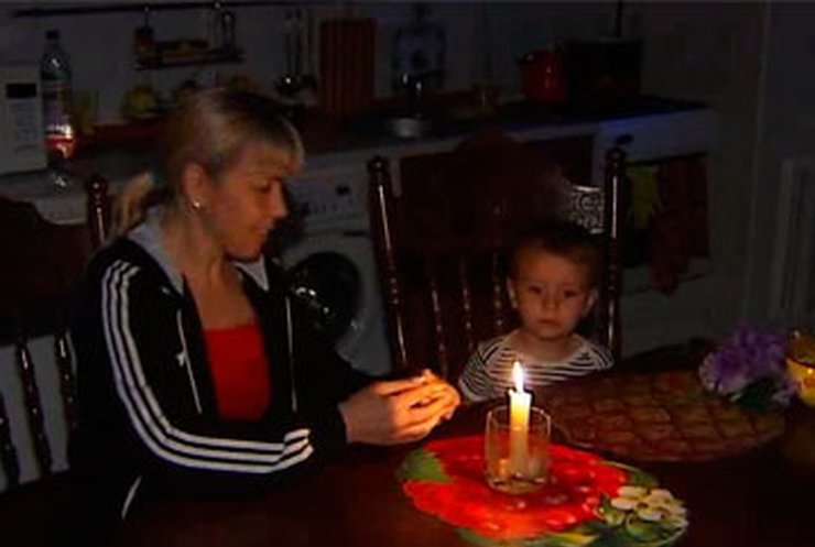Жители села на Киевщине третий день сидят без света