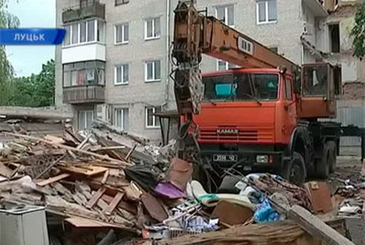 Жители аварийного дома в Луцке обнаружили новые трещины