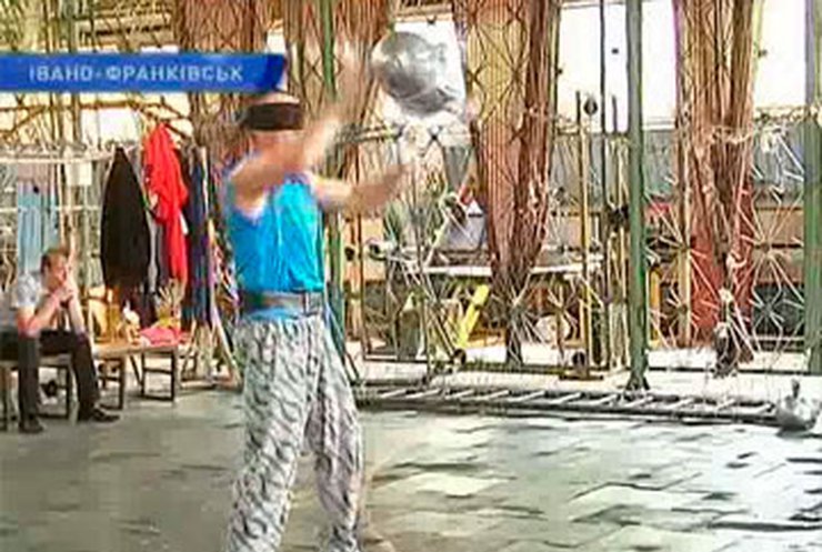 Житель Прикарпатья вслепую жонглирует гирями