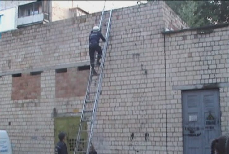 В Черновцах спасатели сняли 6-летнего ребенка с крыши трансформаторной подстанции