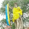 Львовские статуи на площади Рынок одели в форму сборной Украины