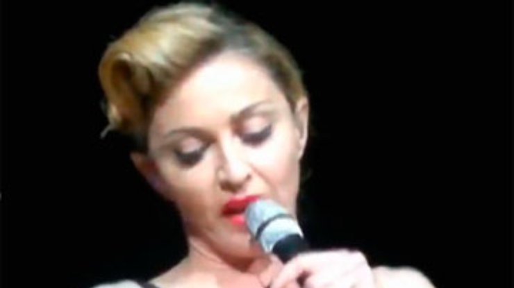 На концерте в Стамбуле Мадонна обнажила грудь, чем вызвала неоднозначную реакцию