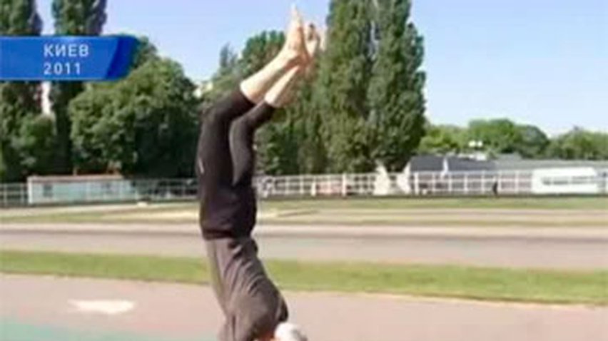 Украинский спортсмен в 62 года профессионально занимается акробатикой