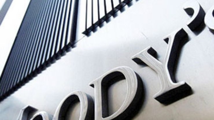 Moody's снизило кредитный рейтинг Испании на три ступени