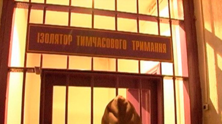 Подозреваемый в угоне сиганул с третьего этажа райотдела милиции