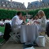 Французы устроили неожиданный "белый" ужин на парижской площади