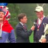Британский фан влез в кадр с чемпионом США по гольфу
