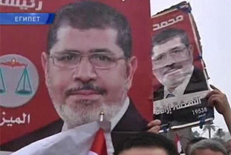 Мухаммед Мурси празднует победу на президентских выборах в Египте