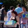 Голодающие греки выстроились перед зданием парламента