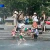 Жители Нью-Йорка спасаются от жары в городских фонтанах