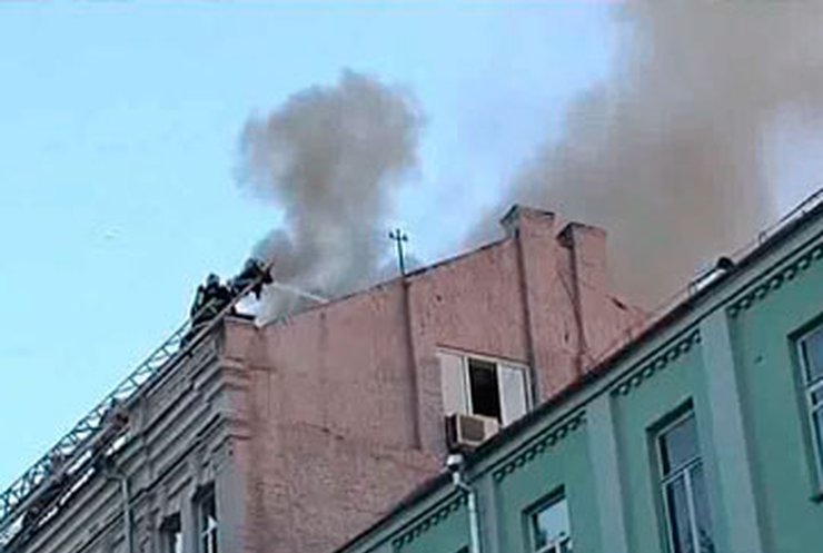 Неподалеку от НСК "Олимпийский" горел пятиэтажный жилой дом