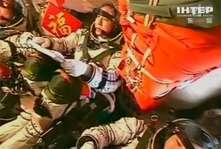 Китайские астронавты состыковали корабли вручную