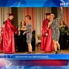 Белорусский студент пришел на выпускной в женском платье, кедах и с ирокезом