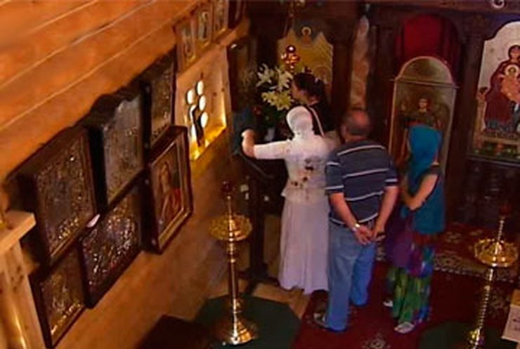 Неизвестные средь бела дня похитили из киевского храма икону Николая Чудотворца