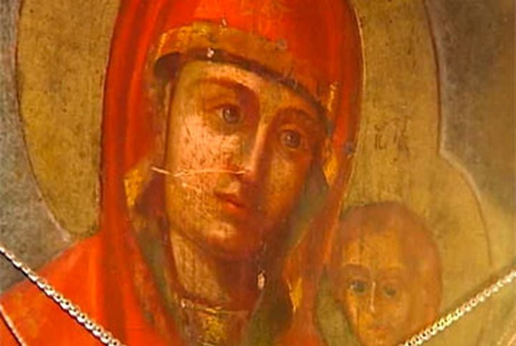 В Киеве из храма вынесли старинную икону
