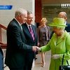 Английская королева пожала руку террористу