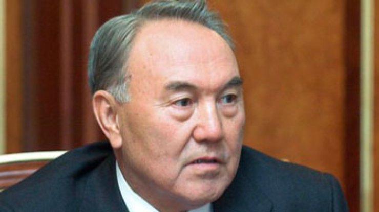 Назарбаев запретил покупать для чиновников "Мерседесы"