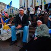 Семеро нардепов, сцепившись, собираются не пустить 300 беркутовцев к Украинскому дому