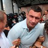 При штурме Украинского дома пострадал Кличко (добавлено фото, видео)
