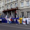 Оппозиция заблокировала вход во Львовскую ОГА. Замгубернатора полез в окно