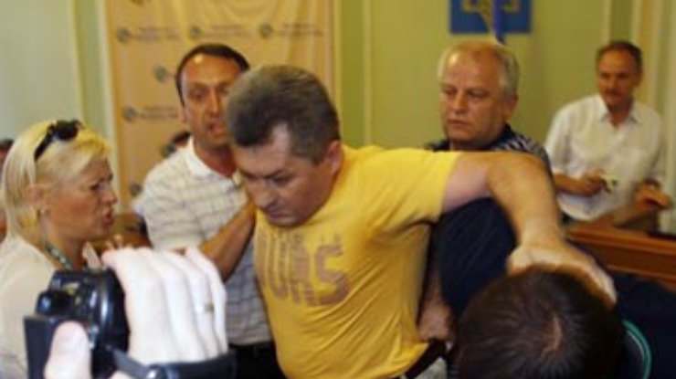 "Регионала" силой вывели из президиума Львовского облсовета