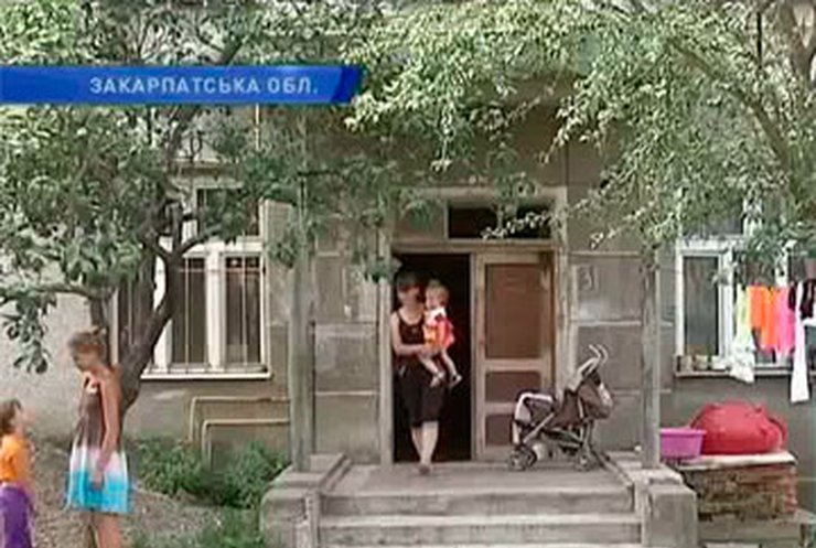 На Закарпатье многодетную семью выселяют из квартиры