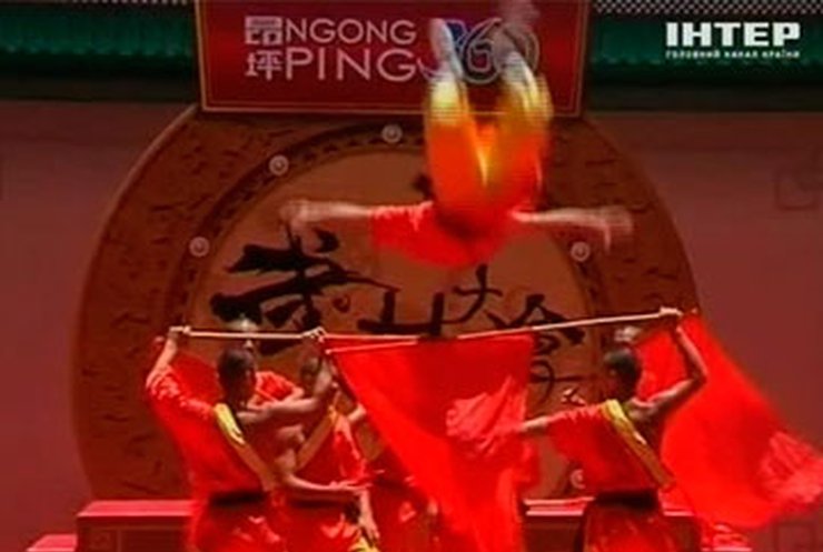 В Гонконге продемонстрировали свое искусство монахи из Шаолиня и Ву Данга