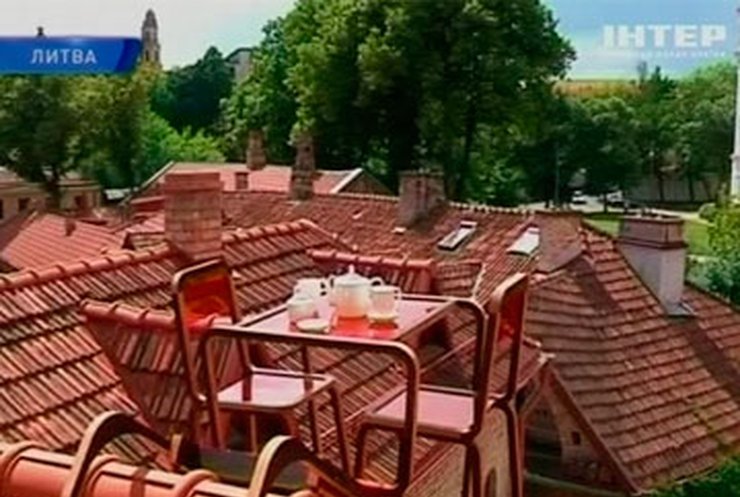 Дизайнер из Вильнюса установила кофейный столик на крышу дома