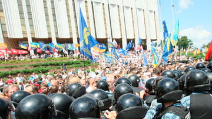 Противники "языка" "помяли" под Украинским домом 27 правоохранителей