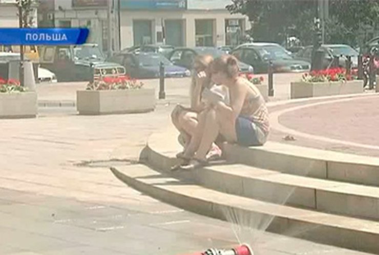Для борьбы с жарой в Варшаве душевые устроили прямо на улицах