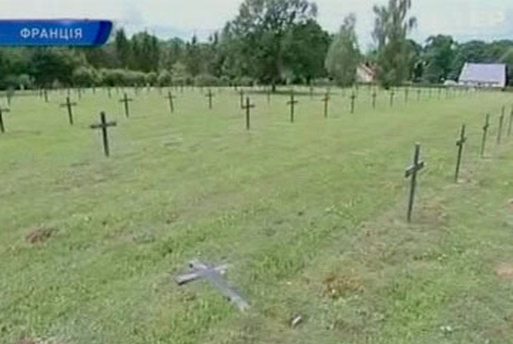 На военном кладбище во Франции осквернили более 50 могил