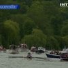 В Лондоне олимпийский огонь переправили через Темзу