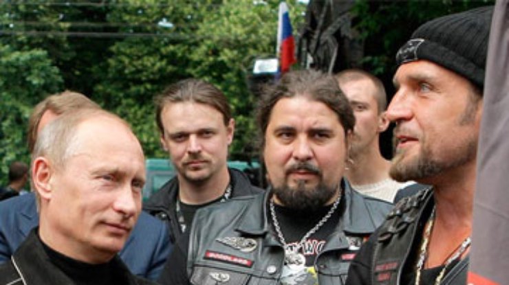 По пути к Януковичу Путин призвал байкеров не предавать Севастополь