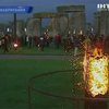 Французские артисты устроили огненное шоу у Стоунхеджа