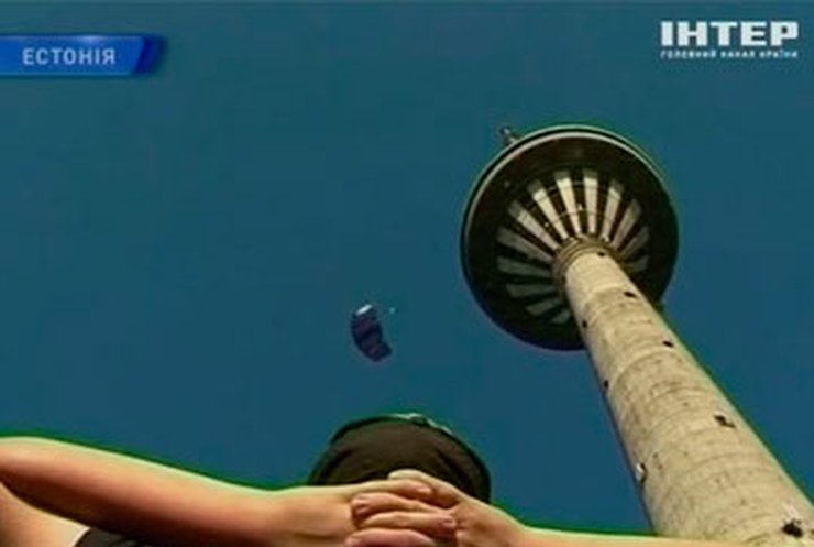 В Таллине организовали прыжки с парашютом с телебашни