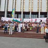 "Скорая" забрала еще одну голодающую возле Украинского дома