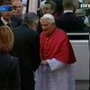 Бенедикт XVI попросил прощения за опоздание на службу