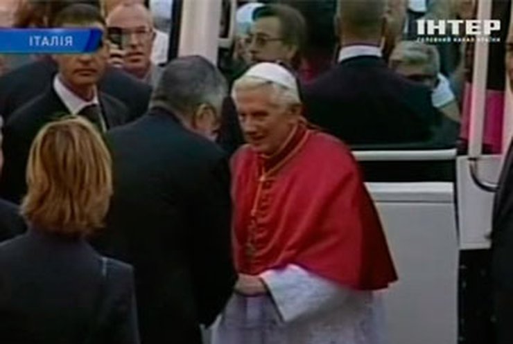Бенедикт XVI попросил прощения за опоздание на службу