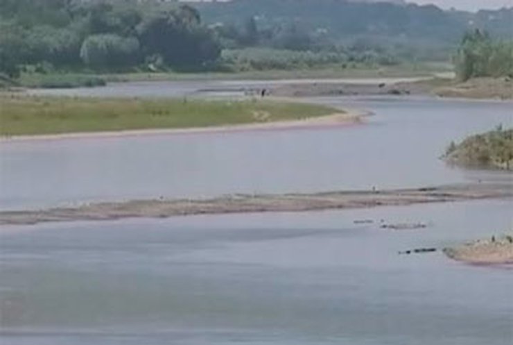 Река Прут подмывает село Цурень в Черновицкой области