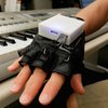 В США изобрели вибрирующую перчатку для лечения парализованных пациентов