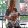 Ума Турман показала фотографам новорожденную дочь
