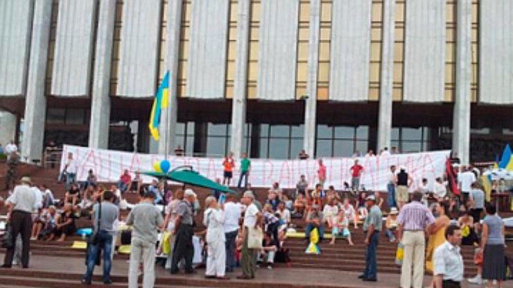 Под Украинским домом остаются протестующие