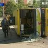 На поврежденной дороге во Львове перевернулась маршрутка