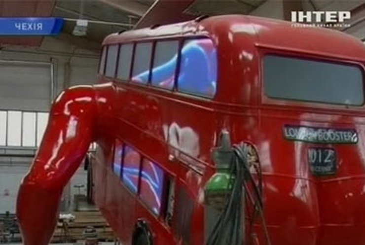 Чешский скульптор установил в Лондоне отжимающийся автобус