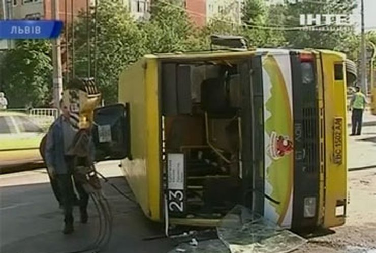На поврежденной дороге во Львове перевернулась маршрутка