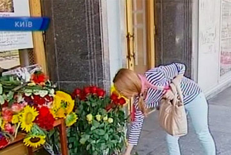 Поклонники Ступки прощаются с метром около театра Франко