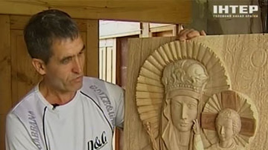 Житель Прилук создает иконы и распятия, вырезанные из дерева