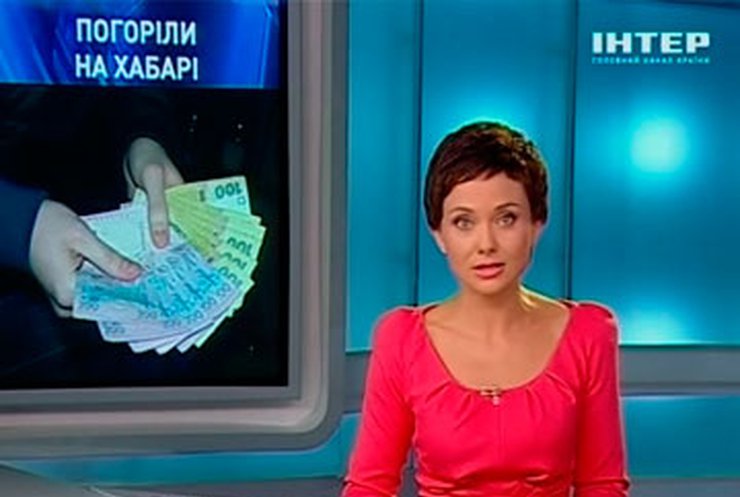 Троих чиновников в разных регионах поймали на взятке